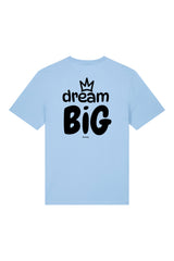 T-Shirt aus 100 % Bio-Baumwolle mit normaler Passform, erhältlich in verschiedenen Farben wie Blue Soul, Cotton Pink, Lavender, Aloe, Weiss und Schwarz. Individuell bedruckbar mit Wunschmotiv. Weiches, angenehm leichtes Material für hohen Tragekomfort. Ideal für einen zeitgemässen, entspannten Look. Grosser Schriftzug „dream BIG“ mit Krone darüber auf der Rückseite.