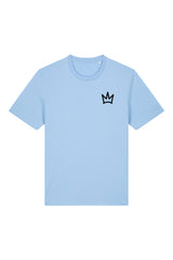 T-Shirt aus 100 % Bio-Baumwolle mit normaler Passform, erhältlich in verschiedenen Farben wie Blue Soul, Cotton Pink, Lavender, Aloe, Weiss und Schwarz. Individuell bedruckbar mit Wunschmotiv. Weiches, angenehm leichtes Material für hohen Tragekomfort. Ideal für einen zeitgemässen, entspannten Look. Vorderseite: Krone auf der linken Brust. Rückseite: Grosser Schriftzug „dream BIG“ mit Krone darüber.