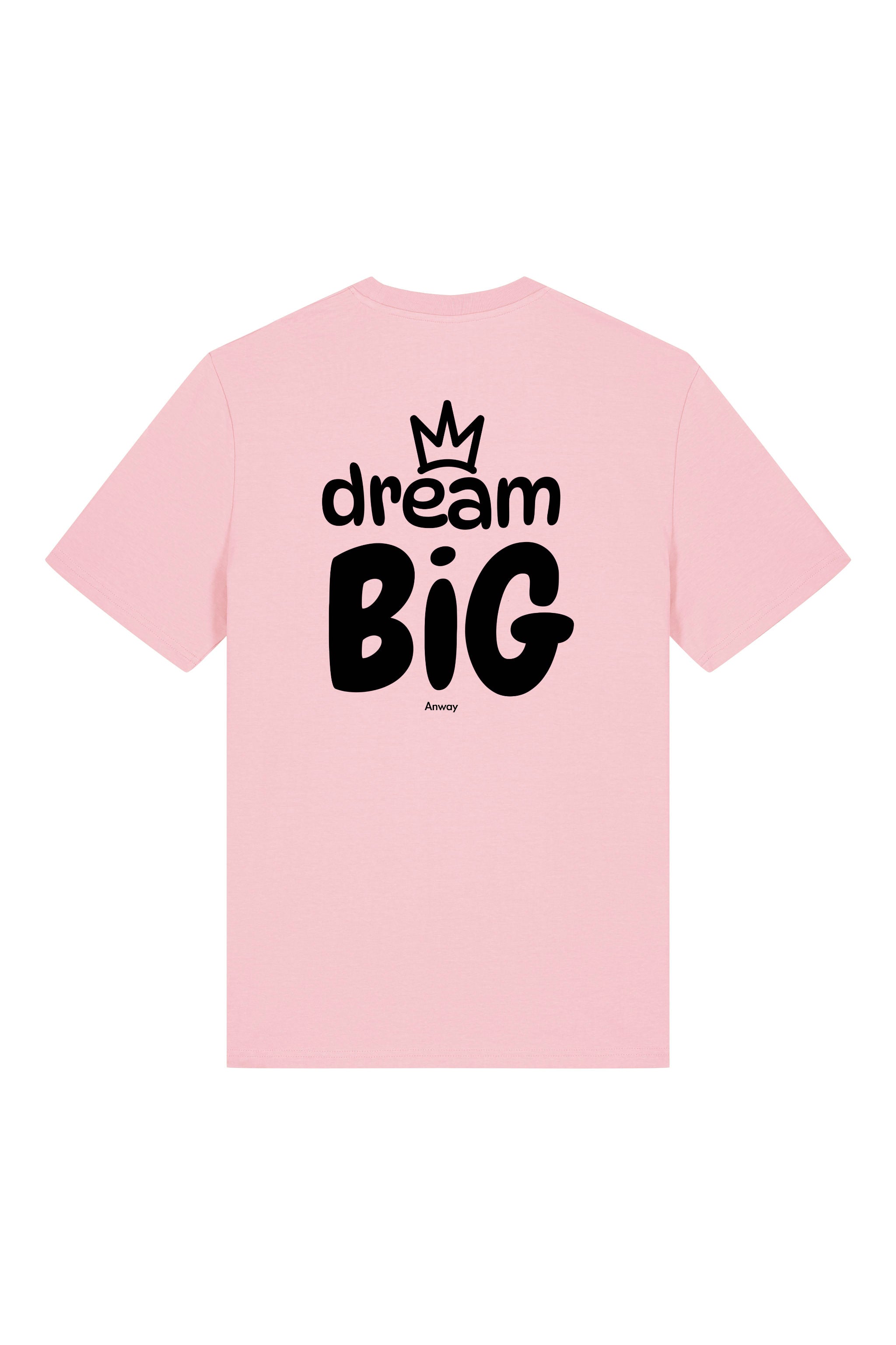 T-Shirt aus 100 % Bio-Baumwolle mit normaler Passform, erhältlich in verschiedenen Farben wie Blue Soul, Cotton Pink, Lavender, Aloe, Weiss und Schwarz. Individuell bedruckbar mit Wunschmotiv. Weiches, angenehm leichtes Material für hohen Tragekomfort. Ideal für einen zeitgemässen, entspannten Look. Vorderseite: Krone auf der linken Brust. Rückseite: Grosser Schriftzug „dream BIG“ mit Krone darüber.