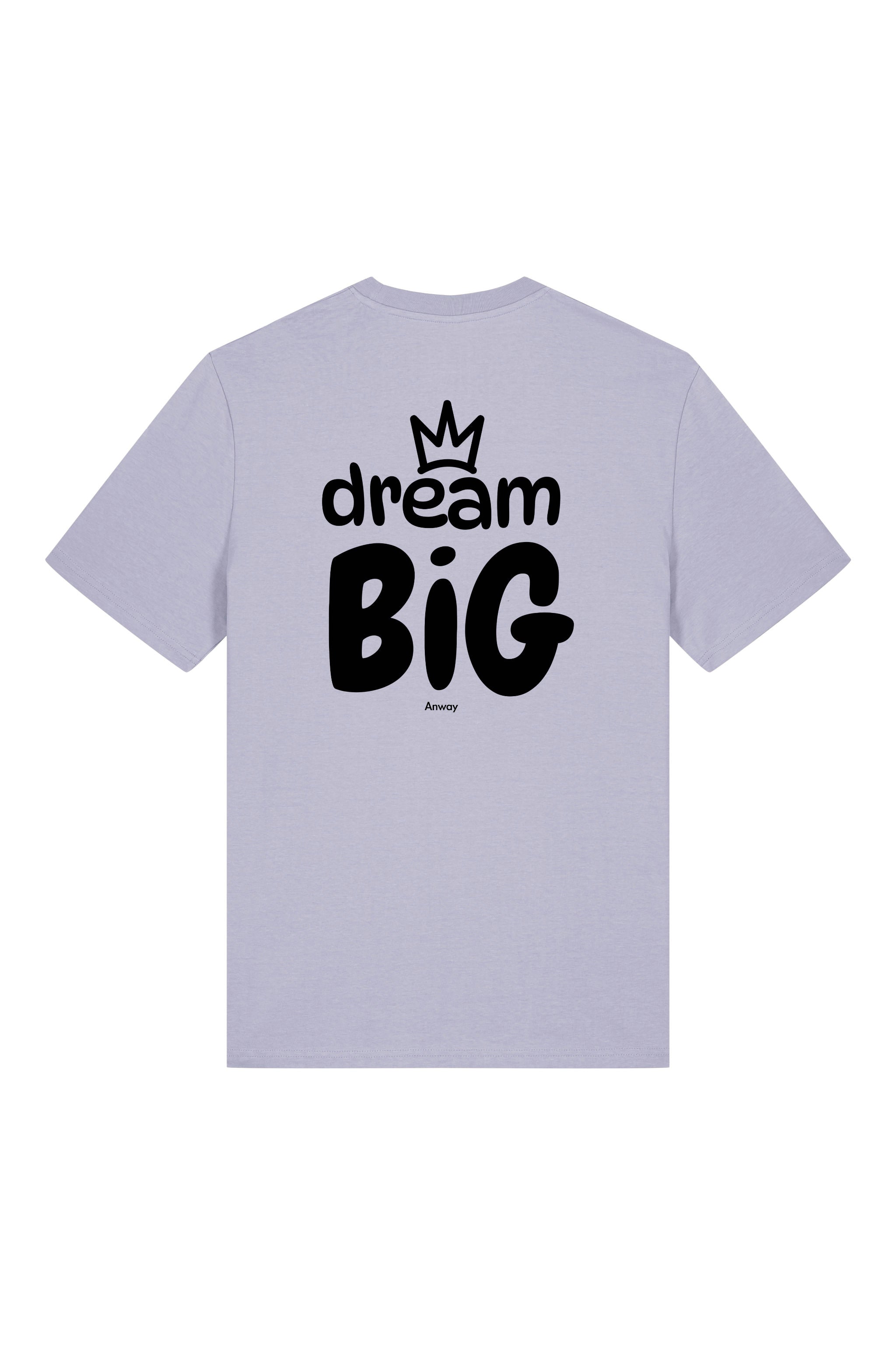T-Shirt aus 100 % Bio-Baumwolle mit normaler Passform, erhältlich in verschiedenen Farben wie Blue Soul, Cotton Pink, Lavender, Aloe, Weiss und Schwarz. Individuell bedruckbar mit Wunschmotiv. Weiches, angenehm leichtes Material für hohen Tragekomfort. Ideal für einen zeitgemässen, entspannten Look. Vorderseite: Krone auf der linken Brust. Rückseite: Grosser Schriftzug „dream BIG“ mit Krone darüber.