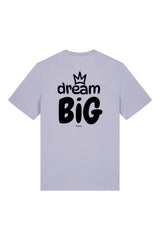 T-Shirt aus 100 % Bio-Baumwolle mit normaler Passform, erhältlich in verschiedenen Farben wie Blue Soul, Cotton Pink, Lavender, Aloe, Weiss und Schwarz. Individuell bedruckbar mit Wunschmotiv. Weiches, angenehm leichtes Material für hohen Tragekomfort. Ideal für einen zeitgemässen, entspannten Look. Vorderseite: Krone auf der linken Brust. Rückseite: Grosser Schriftzug „dream BIG“ mit Krone darüber.