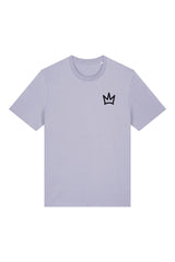 T-Shirt aus 100 % Bio-Baumwolle mit normaler Passform, erhältlich in verschiedenen Farben wie Blue Soul, Cotton Pink, Lavender, Aloe, Weiss und Schwarz. Individuell bedruckbar mit Wunschmotiv. Weiches, angenehm leichtes Material für hohen Tragekomfort. Ideal für einen zeitgemässen, entspannten Look. Vorderseite: Krone auf der linken Brust. Rückseite: Grosser Schriftzug „dream BIG“ mit Krone darüber.