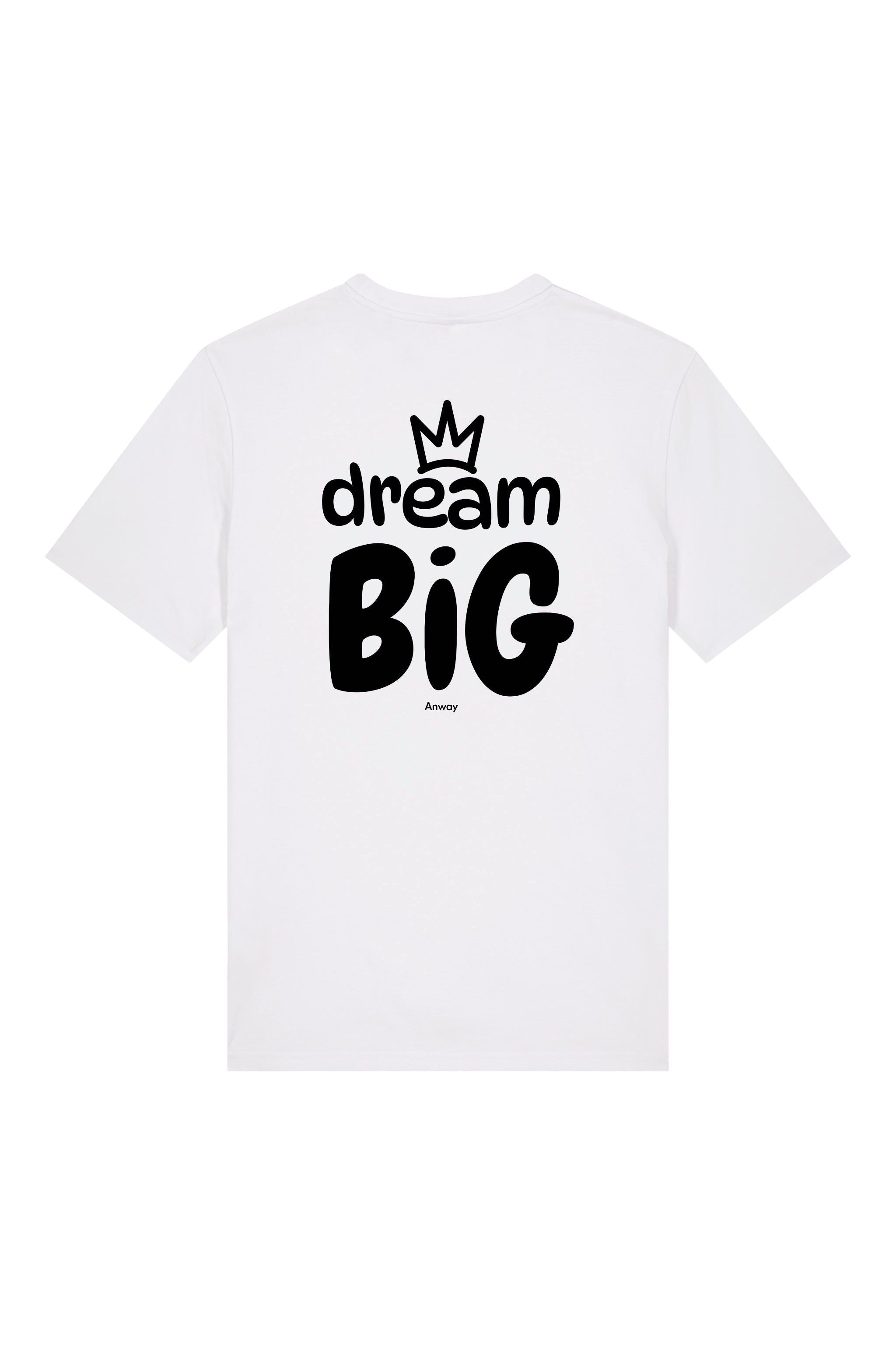 T-Shirt aus 100 % Bio-Baumwolle mit normaler Passform, erhältlich in verschiedenen Farben wie Blue Soul, Cotton Pink, Lavender, Aloe, Weiss und Schwarz. Individuell bedruckbar mit Wunschmotiv. Weiches, angenehm leichtes Material für hohen Tragekomfort. Ideal für einen zeitgemässen, entspannten Look. Grosser Schriftzug „dream BIG“ mit Krone darüber auf der Rückseite.