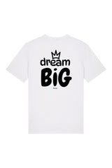 T-Shirt aus 100 % Bio-Baumwolle mit normaler Passform, erhältlich in verschiedenen Farben wie Blue Soul, Cotton Pink, Lavender, Aloe, Weiss und Schwarz. Individuell bedruckbar mit Wunschmotiv. Weiches, angenehm leichtes Material für hohen Tragekomfort. Ideal für einen zeitgemässen, entspannten Look. Vorderseite: Krone auf der linken Brust. Rückseite: Grosser Schriftzug „dream BIG“ mit Krone darüber.