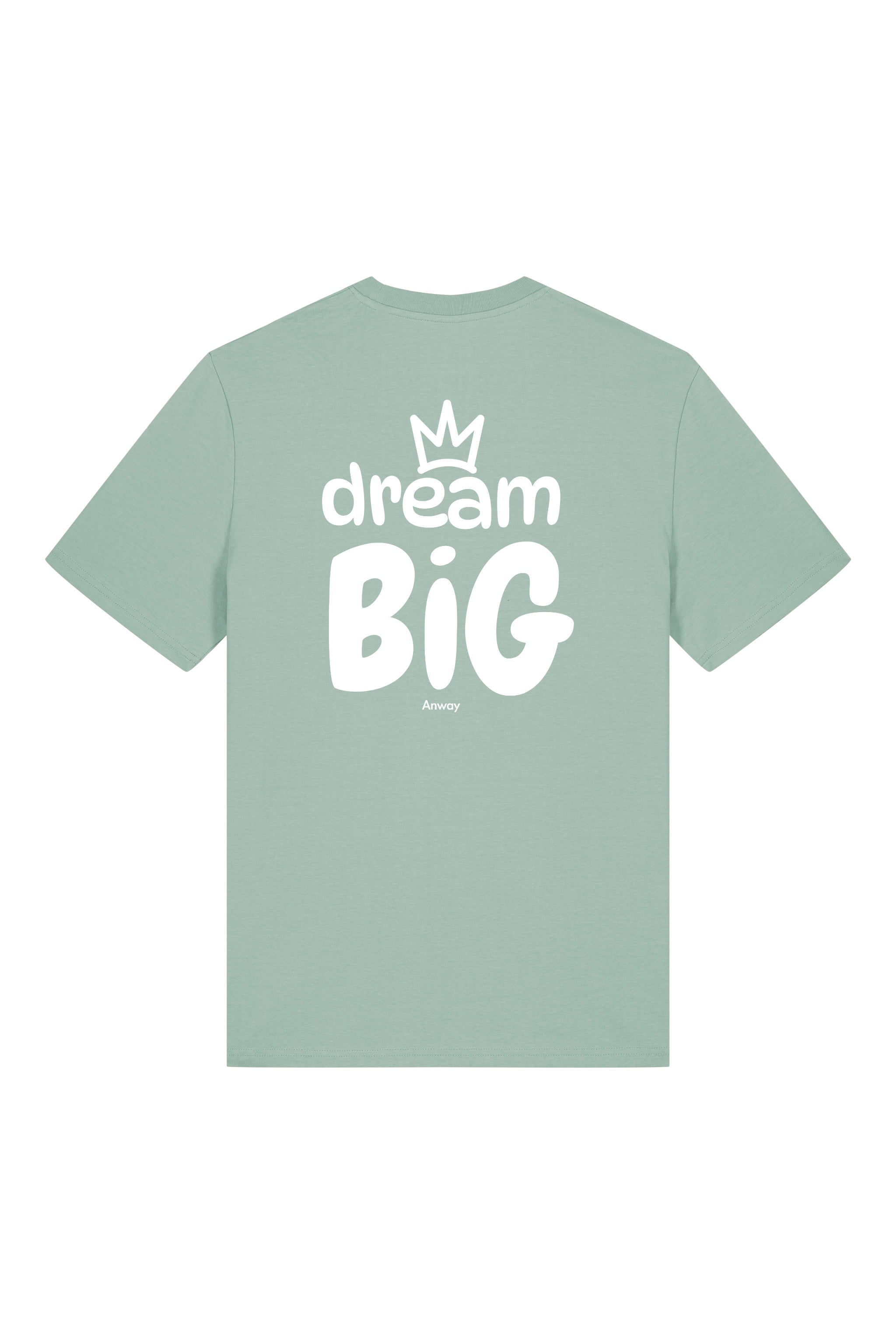 T-Shirt aus 100 % Bio-Baumwolle mit normaler Passform, erhältlich in verschiedenen Farben wie Blue Soul, Cotton Pink, Lavender, Aloe, Weiss und Schwarz. Individuell bedruckbar mit Wunschmotiv. Weiches, angenehm leichtes Material für hohen Tragekomfort. Ideal für einen zeitgemässen, entspannten Look. Vorderseite: Krone auf der linken Brust. Rückseite: Grosser Schriftzug „dream BIG“ mit Krone darüber.