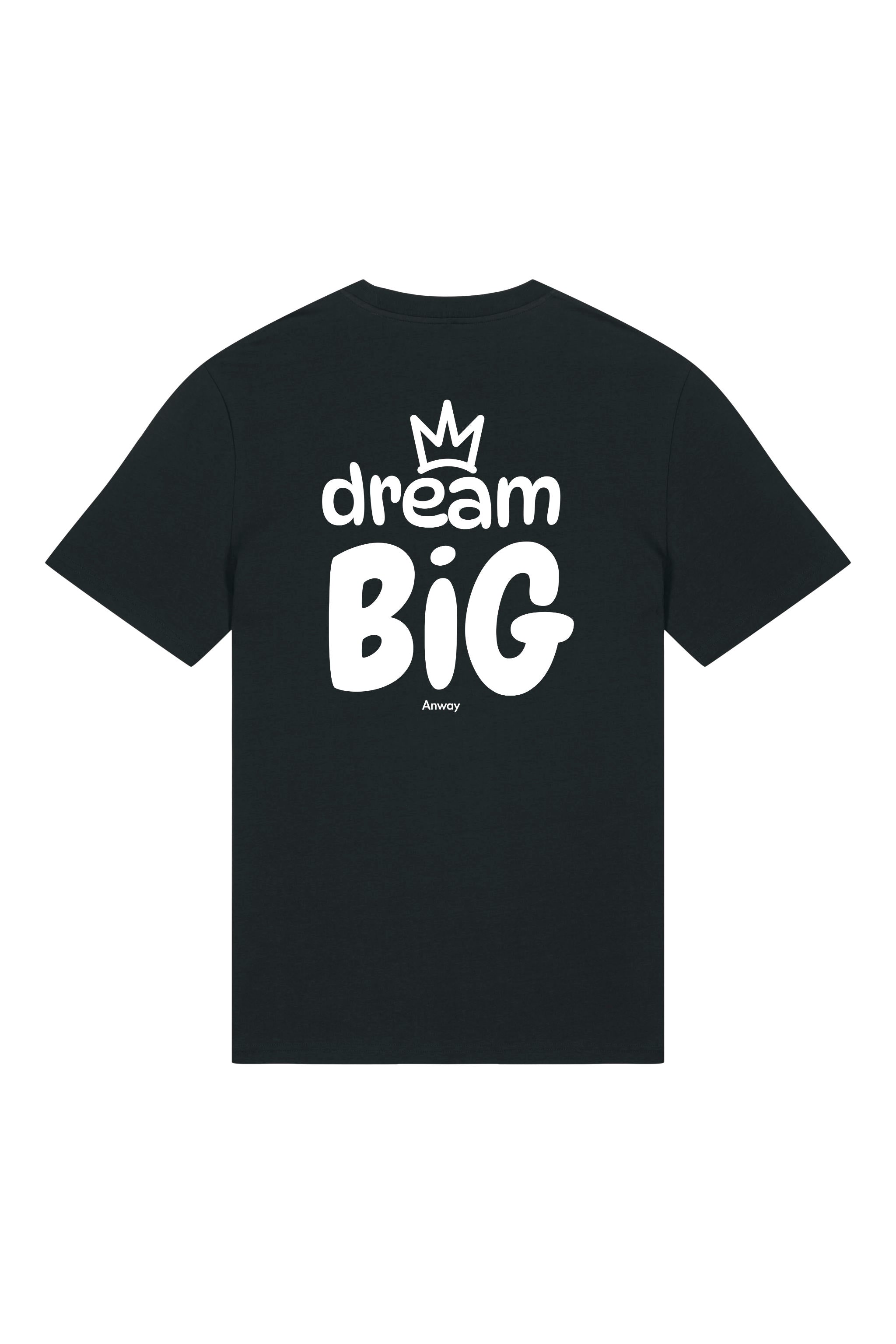 T-Shirt aus 100 % Bio-Baumwolle mit normaler Passform, erhältlich in verschiedenen Farben wie Blue Soul, Cotton Pink, Lavender, Aloe, Weiss und Schwarz. Individuell bedruckbar mit Wunschmotiv. Weiches, angenehm leichtes Material für hohen Tragekomfort. Ideal für einen zeitgemässen, entspannten Look. Grosser Schriftzug „dream BIG“ mit Krone darüber auf der Rückseite.