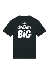 T-Shirt aus 100 % Bio-Baumwolle mit normaler Passform, erhältlich in verschiedenen Farben wie Blue Soul, Cotton Pink, Lavender, Aloe, Weiss und Schwarz. Individuell bedruckbar mit Wunschmotiv. Weiches, angenehm leichtes Material für hohen Tragekomfort. Ideal für einen zeitgemässen, entspannten Look. Vorderseite: Krone auf der linken Brust. Rückseite: Grosser Schriftzug „dream BIG“ mit Krone darüber.