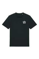 T-Shirt aus 100 % Bio-Baumwolle mit normaler Passform, erhältlich in verschiedenen Farben wie Blue Soul, Cotton Pink, Lavender, Aloe, Weiss und Schwarz. Individuell bedruckbar mit Wunschmotiv. Weiches, angenehm leichtes Material für hohen Tragekomfort. Ideal für einen zeitgemässen, entspannten Look. Vorderseite: Krone auf der linken Brust. Rückseite: Grosser Schriftzug „dream BIG“ mit Krone darüber.