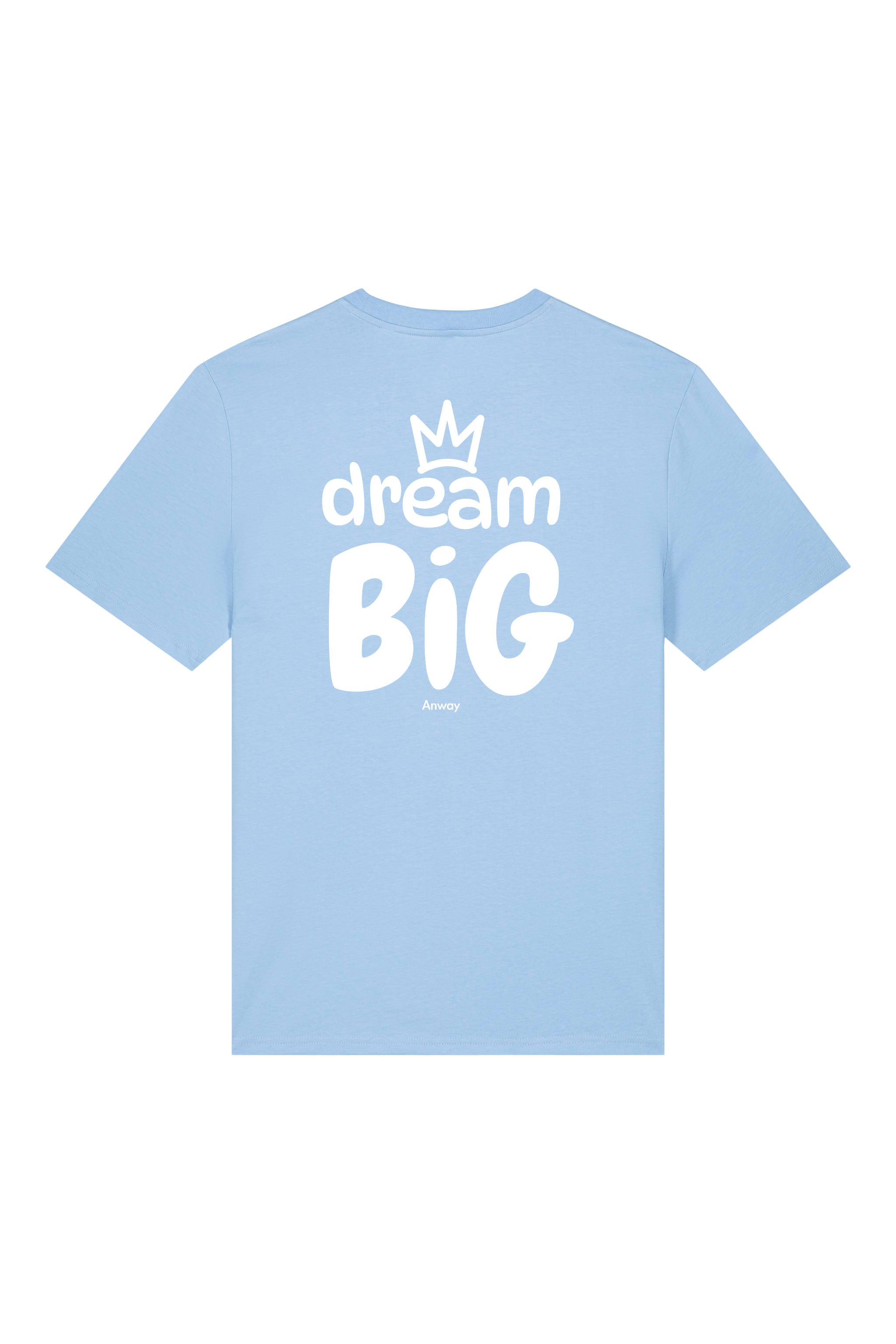 T-Shirt aus 100 % Bio-Baumwolle mit normaler Passform, erhältlich in verschiedenen Farben wie Blue Soul, Cotton Pink, Lavender, Aloe, Weiss und Schwarz. Individuell bedruckbar mit Wunschmotiv. Weiches, angenehm leichtes Material für hohen Tragekomfort. Ideal für einen zeitgemässen, entspannten Look. Vorderseite: Krone auf der linken Brust. Rückseite: Grosser Schriftzug „dream BIG“ mit Krone darüber.
