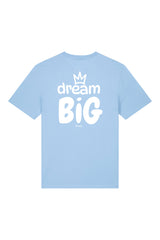 T-Shirt aus 100 % Bio-Baumwolle mit normaler Passform, erhältlich in verschiedenen Farben wie Blue Soul, Cotton Pink, Lavender, Aloe, Weiss und Schwarz. Individuell bedruckbar mit Wunschmotiv. Weiches, angenehm leichtes Material für hohen Tragekomfort. Ideal für einen zeitgemässen, entspannten Look. Vorderseite: Krone auf der linken Brust. Rückseite: Grosser Schriftzug „dream BIG“ mit Krone darüber.