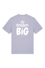 T-Shirt aus 100 % Bio-Baumwolle mit normaler Passform, erhältlich in verschiedenen Farben wie Blue Soul, Cotton Pink, Lavender, Aloe, Weiss und Schwarz. Individuell bedruckbar mit Wunschmotiv. Weiches, angenehm leichtes Material für hohen Tragekomfort. Ideal für einen zeitgemässen, entspannten Look. Vorderseite: Krone auf der linken Brust. Rückseite: Grosser Schriftzug „dream BIG“ mit Krone darüber.