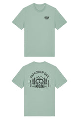 T-Shirt aus 100 % Bio-Baumwolle mit normaler Passform, erhältlich in verschiedenen Farben wie Blue Soul, Cotton Pink, Lavender, Aloe, Weiss und Schwarz. Individuell bedruckbar mit Wunschmotiv. Weiches, angenehm leichtes Material für hohen Tragekomfort. Ideal für einen zeitgemässen, entspannten Look. Mit Aufdruck auf dem Rücken "EXPLORER GIRL", einem VW-Bus, Tannen und Bergen und einem kleinen Aufdruck auf der linken Brust – modernes Design für Outdoor-Liebhaberinnen.