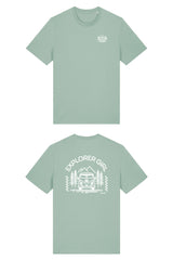 T-Shirt aus 100 % Bio-Baumwolle mit normaler Passform, erhältlich in verschiedenen Farben wie Blue Soul, Cotton Pink, Lavender, Aloe, Weiss und Schwarz. Individuell bedruckbar mit Wunschmotiv. Weiches, angenehm leichtes Material für hohen Tragekomfort. Ideal für einen zeitgemässen, entspannten Look. Mit Aufdruck auf dem Rücken "EXPLORER GIRL", einem VW-Bus, Tannen und Bergen und einem kleinen Aufdruck auf der linken Brust – modernes Design für Outdoor-Liebhaberinnen.