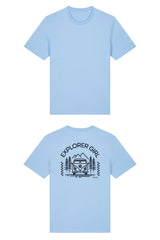T-Shirt aus 100 % Bio-Baumwolle mit normaler Passform, erhältlich in verschiedenen Farben wie Blue Soul, Cotton Pink, Lavender, Aloe, Weiss und Schwarz. Individuell bedruckbar mit Wunschmotiv. Weiches, angenehm leichtes Material für hohen Tragekomfort. Ideal für einen zeitgemässen, entspannten Look. Mit Aufdruck auf dem Rücken "EXPLORER GIRL", einem VW-Bus, Tannen und Bergen – modernes Design für Outdoor-Liebhaberinnen.