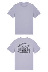 T-Shirt aus 100 % Bio-Baumwolle mit normaler Passform, erhältlich in verschiedenen Farben wie Blue Soul, Cotton Pink, Lavender, Aloe, Weiss und Schwarz. Individuell bedruckbar mit Wunschmotiv. Weiches, angenehm leichtes Material für hohen Tragekomfort. Ideal für einen zeitgemässen, entspannten Look. Mit Aufdruck auf dem Rücken "EXPLORER GIRL", einem VW-Bus, Tannen und Bergen – modernes Design für Outdoor-Liebhaberinnen.