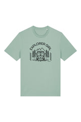 T-Shirt aus 100 % Bio-Baumwolle mit normaler Passform, erhältlich in verschiedenen Farben wie Blue Soul, Cotton Pink, Lavender, Aloe, Weiss und Schwarz. Individuell bedruckbar mit Wunschmotiv. Weiches, angenehm leichtes Material für hohen Tragekomfort. Ideal für einen zeitgemässen, entspannten Look. Mit Aufdruck "EXPLORER GIRL", einem VW-Bus, Tannen und Bergen auf der Vorderseite – modernes Design für Outdoor-Liebhaberinnen.