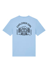 T-Shirt aus 100 % Bio-Baumwolle mit normaler Passform, erhältlich in verschiedenen Farben wie Blue Soul, Cotton Pink, Lavender, Aloe, Weiss und Schwarz. Individuell bedruckbar mit Wunschmotiv. Weiches, angenehm leichtes Material für hohen Tragekomfort. Ideal für einen zeitgemässen, entspannten Look. Mit Aufdruck auf dem Rücken "EXPLORER GIRL", einem VW-Bus, Tannen und Bergen – modernes Design für Outdoor-Liebhaberinnen.