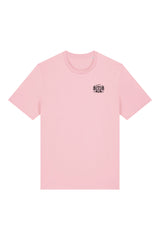 T-Shirt aus 100 % Bio-Baumwolle mit normaler Passform, erhältlich in verschiedenen Farben wie Blue Soul, Cotton Pink, Lavender, Aloe, Weiss und Schwarz. Individuell bedruckbar mit Wunschmotiv. Weiches, angenehm leichtes Material für hohen Tragekomfort. Ideal für einen zeitgemässen, entspannten Look. Mit Aufdruck auf dem Rücken "EXPLORER GIRL", einem VW-Bus, Tannen und Bergen und einem kleinen Aufdruck auf der linken Brust – modernes Design für Outdoor-Liebhaberinnen.