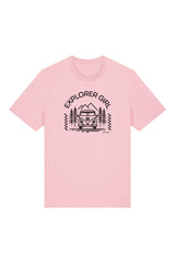 T-Shirt aus 100 % Bio-Baumwolle mit normaler Passform, erhältlich in verschiedenen Farben wie Blue Soul, Cotton Pink, Lavender, Aloe, Weiss und Schwarz. Individuell bedruckbar mit Wunschmotiv. Weiches, angenehm leichtes Material für hohen Tragekomfort. Ideal für einen zeitgemässen, entspannten Look. Mit Aufdruck "EXPLORER GIRL", einem VW-Bus, Tannen und Bergen auf der Vorderseite – modernes Design für Outdoor-Liebhaberinnen.