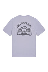 T-Shirt aus 100 % Bio-Baumwolle mit normaler Passform, erhältlich in verschiedenen Farben wie Blue Soul, Cotton Pink, Lavender, Aloe, Weiss und Schwarz. Individuell bedruckbar mit Wunschmotiv. Weiches, angenehm leichtes Material für hohen Tragekomfort. Ideal für einen zeitgemässen, entspannten Look. Mit Aufdruck auf dem Rücken "EXPLORER GIRL", einem VW-Bus, Tannen und Bergen – modernes Design für Outdoor-Liebhaberinnen.