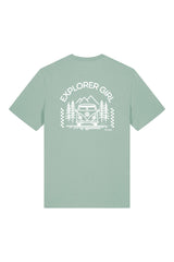 T-Shirt aus 100 % Bio-Baumwolle mit normaler Passform, erhältlich in verschiedenen Farben wie Blue Soul, Cotton Pink, Lavender, Aloe, Weiss und Schwarz. Individuell bedruckbar mit Wunschmotiv. Weiches, angenehm leichtes Material für hohen Tragekomfort. Ideal für einen zeitgemässen, entspannten Look. Mit Aufdruck auf dem Rücken "EXPLORER GIRL", einem VW-Bus, Tannen und Bergen – modernes Design für Outdoor-Liebhaberinnen.