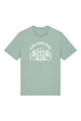 T-Shirt aus 100 % Bio-Baumwolle mit normaler Passform, erhältlich in verschiedenen Farben wie Blue Soul, Cotton Pink, Lavender, Aloe, Weiss und Schwarz. Individuell bedruckbar mit Wunschmotiv. Weiches, angenehm leichtes Material für hohen Tragekomfort. Ideal für einen zeitgemässen, entspannten Look. Mit Aufdruck "EXPLORER GIRL", einem VW-Bus, Tannen und Bergen auf der Vorderseite – modernes Design für Outdoor-Liebhaberinnen.