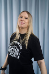 T-Shirt aus 100 % Bio-Baumwolle mit normaler Passform, erhältlich in verschiedenen Farben wie Blue Soul, Cotton Pink, Lavender, Aloe, Weiss und Schwarz. Individuell bedruckbar mit Wunschmotiv. Weiches, angenehm leichtes Material für hohen Tragekomfort. Ideal für einen zeitgemässen, entspannten Look. Mit Aufdruck "EXPLORER GIRL", einem VW-Bus, Tannen und Bergen auf der Vorderseite – modernes Design für Outdoor-Liebhaberinnen.