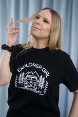 T-Shirt aus 100 % Bio-Baumwolle mit normaler Passform, erhältlich in verschiedenen Farben wie Blue Soul, Cotton Pink, Lavender, Aloe, Weiss und Schwarz. Individuell bedruckbar mit Wunschmotiv. Weiches, angenehm leichtes Material für hohen Tragekomfort. Ideal für einen zeitgemässen, entspannten Look. Mit Aufdruck "EXPLORER GIRL", einem VW-Bus, Tannen und Bergen auf der Vorderseite – modernes Design für Outdoor-Liebhaberinnen.