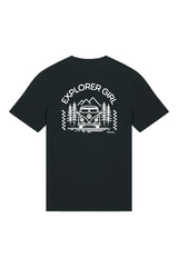 T-Shirt aus 100 % Bio-Baumwolle mit normaler Passform, erhältlich in verschiedenen Farben wie Blue Soul, Cotton Pink, Lavender, Aloe, Weiss und Schwarz. Individuell bedruckbar mit Wunschmotiv. Weiches, angenehm leichtes Material für hohen Tragekomfort. Ideal für einen zeitgemässen, entspannten Look. Mit Aufdruck auf dem Rücken "EXPLORER GIRL", einem VW-Bus, Tannen und Bergen – modernes Design für Outdoor-Liebhaberinnen.