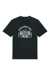 T-Shirt aus 100 % Bio-Baumwolle mit normaler Passform, erhältlich in verschiedenen Farben wie Blue Soul, Cotton Pink, Lavender, Aloe, Weiss und Schwarz. Individuell bedruckbar mit Wunschmotiv. Weiches, angenehm leichtes Material für hohen Tragekomfort. Ideal für einen zeitgemässen, entspannten Look. Mit Aufdruck "EXPLORER GIRL", einem VW-Bus, Tannen und Bergen auf der Vorderseite – modernes Design für Outdoor-Liebhaberinnen.