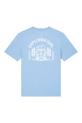 T-Shirt aus 100 % Bio-Baumwolle mit normaler Passform, erhältlich in verschiedenen Farben wie Blue Soul, Cotton Pink, Lavender, Aloe, Weiss und Schwarz. Individuell bedruckbar mit Wunschmotiv. Weiches, angenehm leichtes Material für hohen Tragekomfort. Ideal für einen zeitgemässen, entspannten Look. Mit Aufdruck auf dem Rücken "EXPLORER GIRL", einem VW-Bus, Tannen und Bergen und einem kleinen Aufdruck auf der linken Brust – modernes Design für Outdoor-Liebhaberinnen.