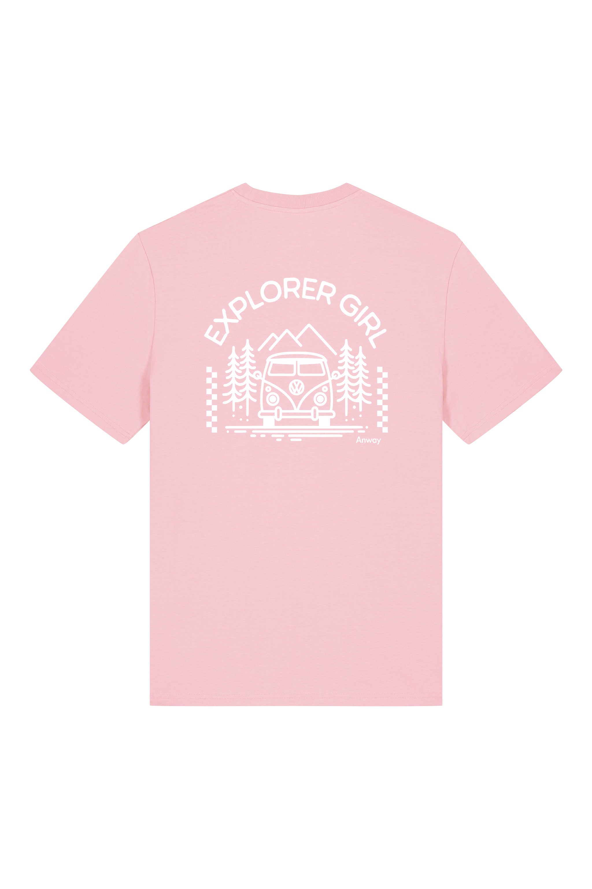 T-Shirt aus 100 % Bio-Baumwolle mit normaler Passform, erhältlich in verschiedenen Farben wie Blue Soul, Cotton Pink, Lavender, Aloe, Weiss und Schwarz. Individuell bedruckbar mit Wunschmotiv. Weiches, angenehm leichtes Material für hohen Tragekomfort. Ideal für einen zeitgemässen, entspannten Look. Mit Aufdruck auf dem Rücken "EXPLORER GIRL", einem VW-Bus, Tannen und Bergen und einem kleinen Aufdruck auf der linken Brust – modernes Design für Outdoor-Liebhaberinnen.