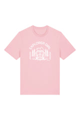 T-Shirt aus 100 % Bio-Baumwolle mit normaler Passform, erhältlich in verschiedenen Farben wie Blue Soul, Cotton Pink, Lavender, Aloe, Weiss und Schwarz. Individuell bedruckbar mit Wunschmotiv. Weiches, angenehm leichtes Material für hohen Tragekomfort. Ideal für einen zeitgemässen, entspannten Look. Mit Aufdruck "EXPLORER GIRL", einem VW-Bus, Tannen und Bergen auf der Vorderseite – modernes Design für Outdoor-Liebhaberinnen.