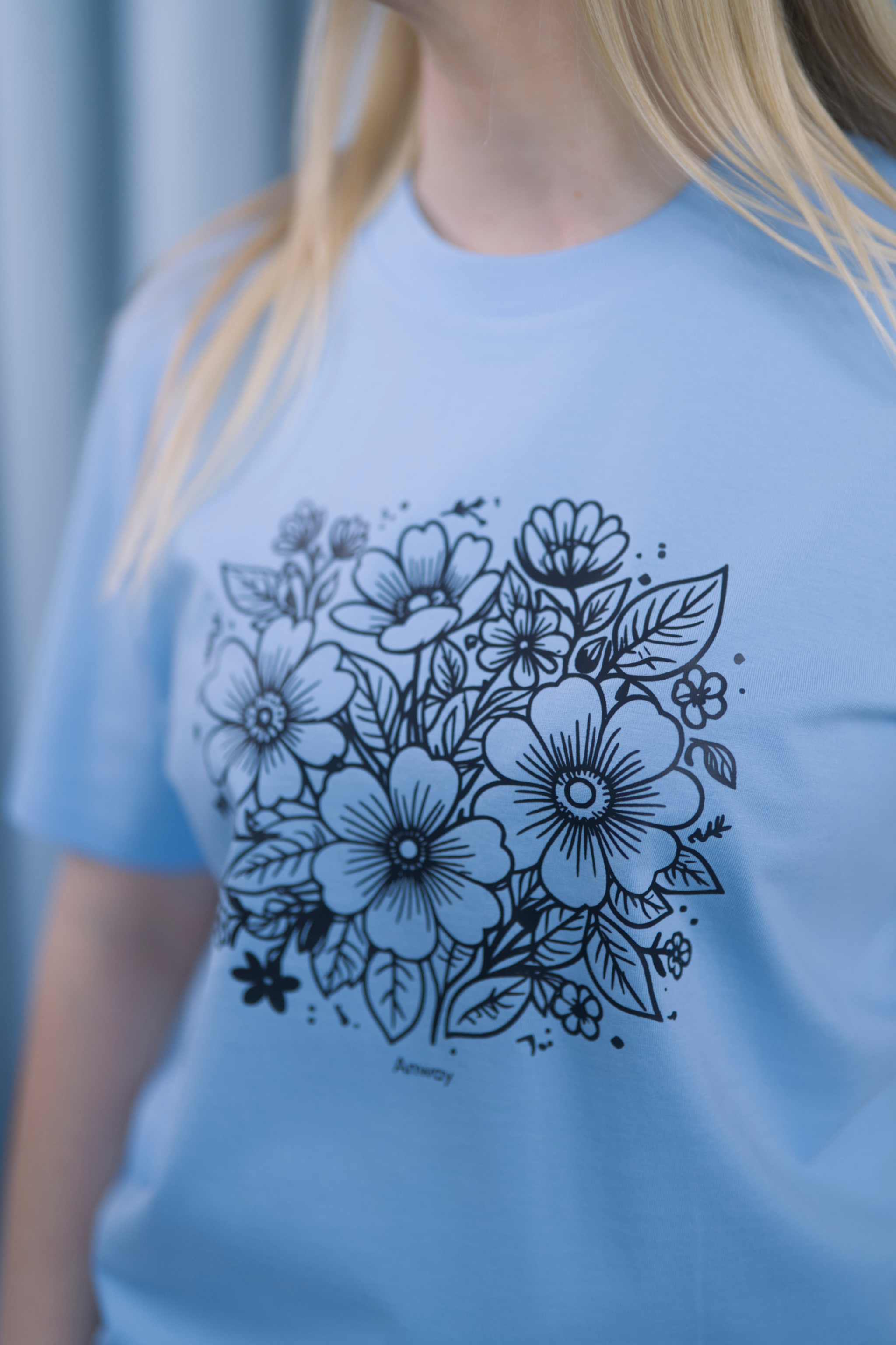 T-Shirt aus 100 % Bio-Baumwolle mit normaler Passform, erhältlich in verschiedenen Farben wie Blue Soul, Cotton Pink, Lavender, Aloe, Weiss und Schwarz. Individuell bedruckbar mit Wunschmotiv. Weiches, angenehm leichtes Material für hohen Tragekomfort. Ideal für einen zeitgemässen, entspannten Look. Vorderseite: T-Shirt mit einfarbigem Blumenprint auf der Vorderseite. 