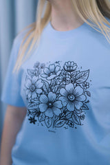 T-Shirt aus 100 % Bio-Baumwolle mit normaler Passform, erhältlich in verschiedenen Farben wie Blue Soul, Cotton Pink, Lavender, Aloe, Weiss und Schwarz. Individuell bedruckbar mit Wunschmotiv. Weiches, angenehm leichtes Material für hohen Tragekomfort. Ideal für einen zeitgemässen, entspannten Look. Vorderseite: T-Shirt mit einfarbigem Blumenprint auf der Vorderseite. 