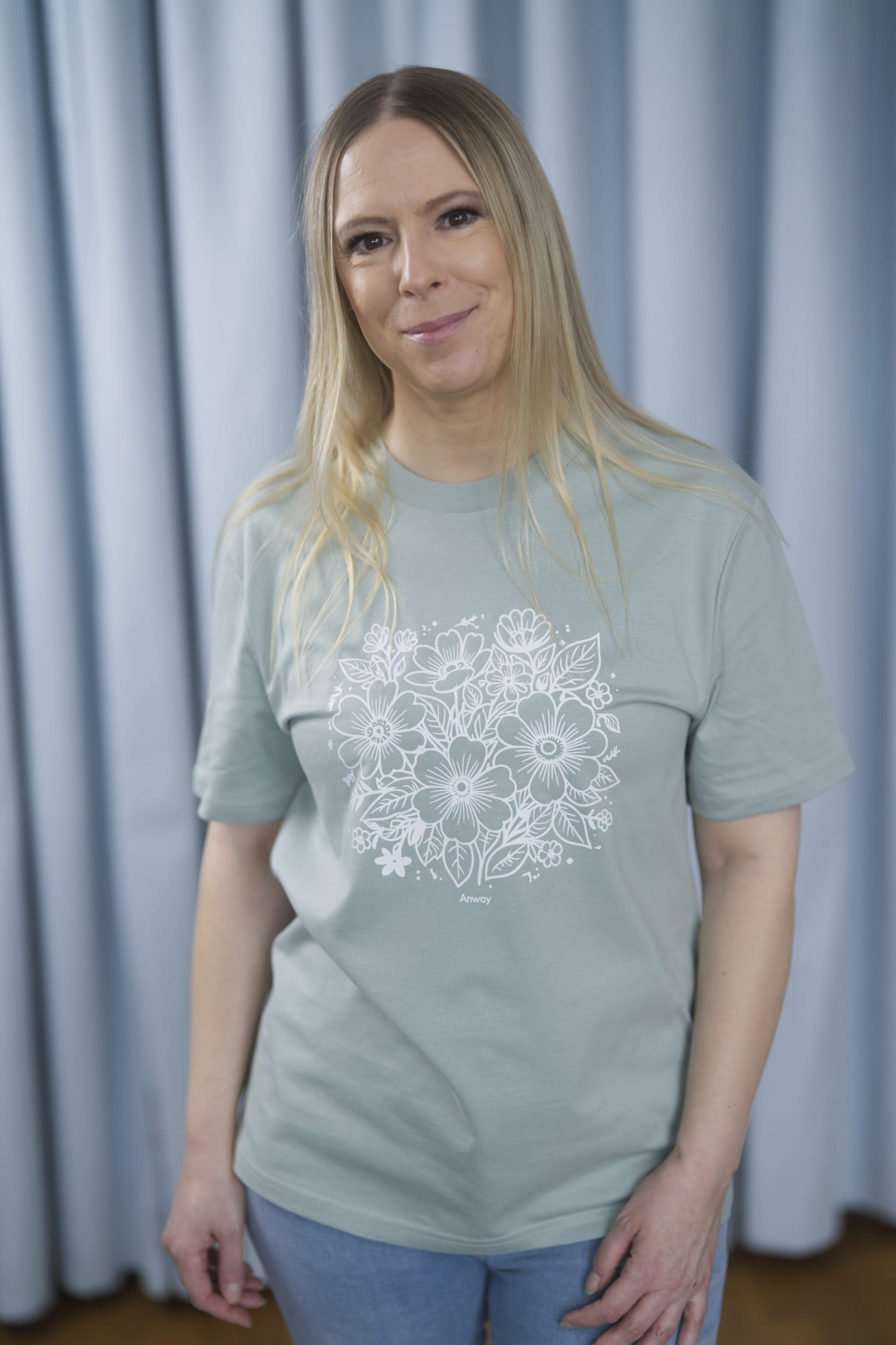 T-Shirt aus 100 % Bio-Baumwolle mit normaler Passform, erhältlich in verschiedenen Farben wie Blue Soul, Cotton Pink, Lavender, Aloe, Weiss und Schwarz. Individuell bedruckbar mit Wunschmotiv. Weiches, angenehm leichtes Material für hohen Tragekomfort. Ideal für einen zeitgemässen, entspannten Look. Vorderseite: T-Shirt mit einfarbigem Blumenprint auf der Vorderseite. 