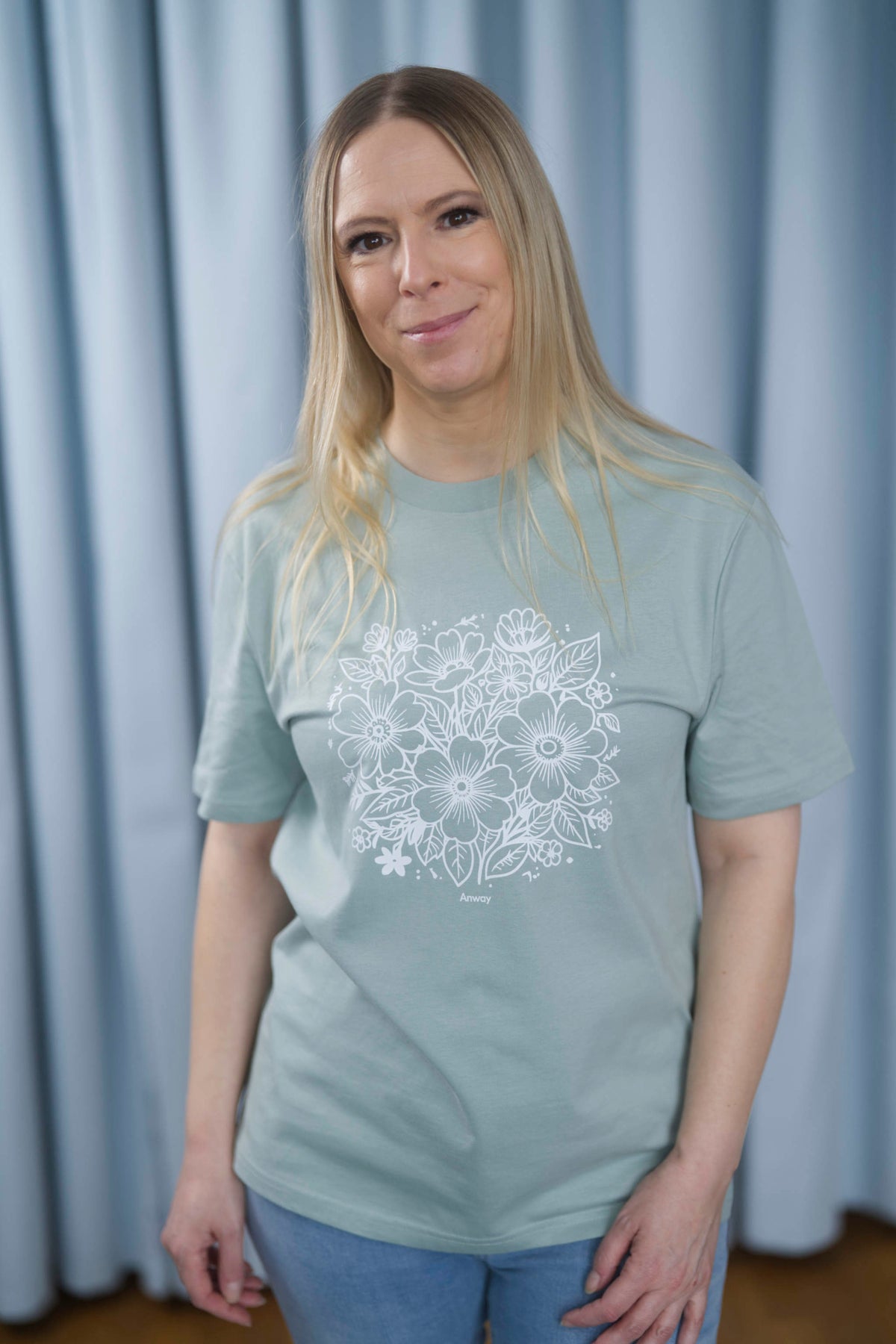 T-Shirt aus 100 % Bio-Baumwolle mit normaler Passform, erhältlich in verschiedenen Farben wie Blue Soul, Cotton Pink, Lavender, Aloe, Weiss und Schwarz. Individuell bedruckbar mit Wunschmotiv. Weiches, angenehm leichtes Material für hohen Tragekomfort. Ideal für einen zeitgemässen, entspannten Look. Vorderseite: T-Shirt mit einfarbigem Blumenprint auf der Vorderseite. 