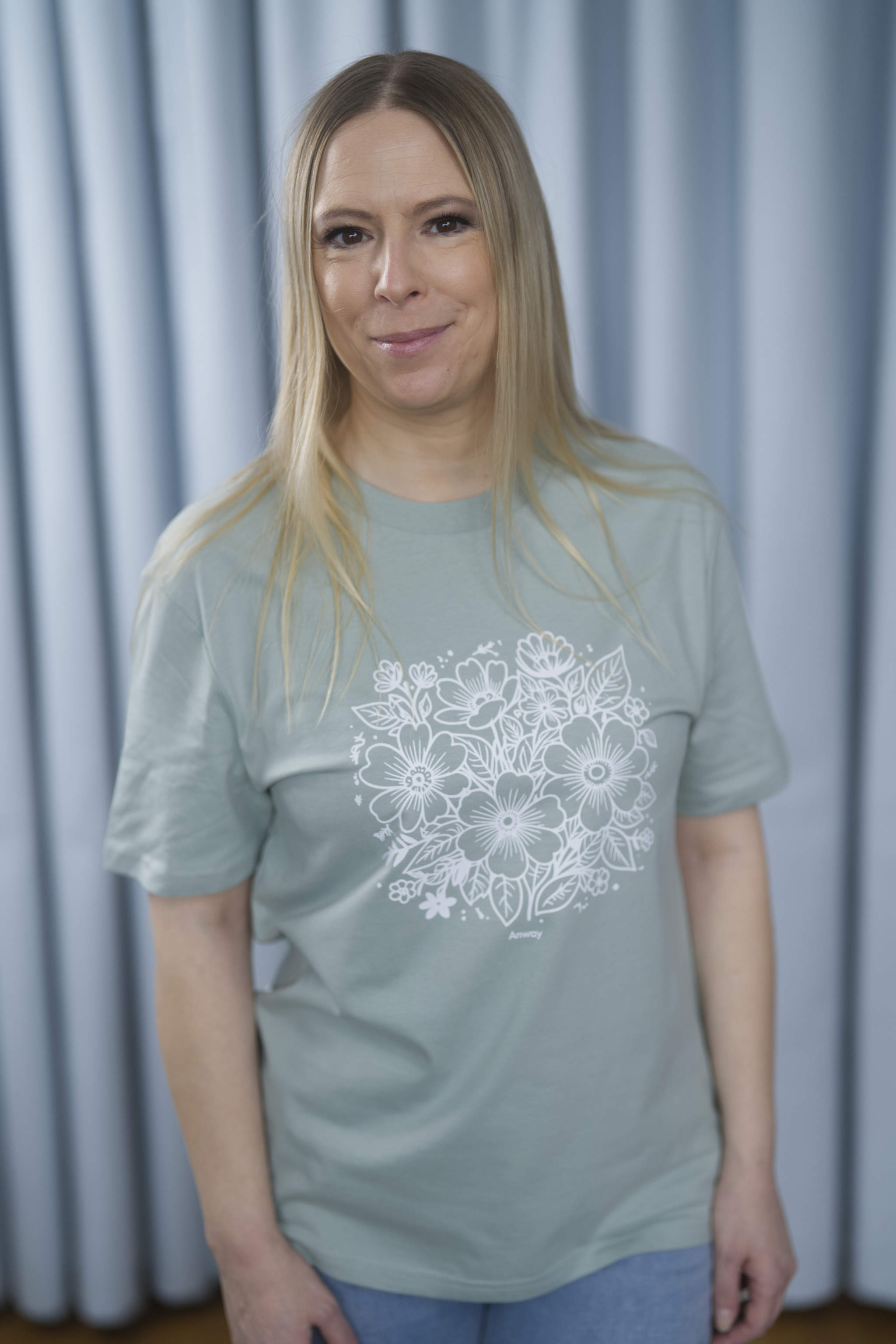 T-Shirt aus 100 % Bio-Baumwolle mit normaler Passform, erhältlich in verschiedenen Farben wie Blue Soul, Cotton Pink, Lavender, Aloe, Weiss und Schwarz. Individuell bedruckbar mit Wunschmotiv. Weiches, angenehm leichtes Material für hohen Tragekomfort. Ideal für einen zeitgemässen, entspannten Look. Vorderseite: T-Shirt mit einfarbigem Blumenprint auf der Vorderseite. 