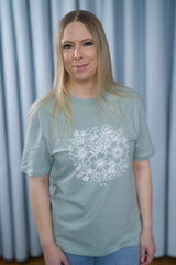 T-Shirt aus 100 % Bio-Baumwolle mit normaler Passform, erhältlich in verschiedenen Farben wie Blue Soul, Cotton Pink, Lavender, Aloe, Weiss und Schwarz. Individuell bedruckbar mit Wunschmotiv. Weiches, angenehm leichtes Material für hohen Tragekomfort. Ideal für einen zeitgemässen, entspannten Look. Vorderseite: T-Shirt mit einfarbigem Blumenprint auf der Vorderseite. 
