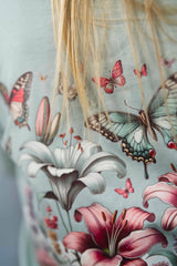 T-Shirt aus 100 % Bio-Baumwolle mit normaler Passform, erhältlich in verschiedenen Farben wie Blue Soul, Cotton Pink, Lavender, Aloe, Weiss und Schwarz. Individuell bedruckbar mit Wunschmotiv. Weiches, angenehm leichtes Material für hohen Tragekomfort. Ideal für einen zeitgemässen, entspannten Look. Vorderseite: Farbiger Schmetterling auf der linken Brust. Rückseite: Buntes Blumen- und Schmetterlingsfeld im Illustrationsstil.