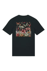 T-Shirt aus 100 % Bio-Baumwolle mit normaler Passform, erhältlich in verschiedenen Farben wie Blue Soul, Cotton Pink, Lavender, Aloe, Weiss und Schwarz. Individuell bedruckbar mit Wunschmotiv. Weiches, angenehm leichtes Material für hohen Tragekomfort. Ideal für einen zeitgemässen, entspannten Look. Vorderseite: Farbiger Schmetterling auf der linken Brust. Rückseite: Buntes Blumen- und Schmetterlingsfeld im Illustrationsstil.
