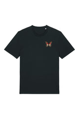 T-Shirt aus 100 % Bio-Baumwolle mit normaler Passform, erhältlich in verschiedenen Farben wie Blue Soul, Cotton Pink, Lavender, Aloe, Weiss und Schwarz. Individuell bedruckbar mit Wunschmotiv. Weiches, angenehm leichtes Material für hohen Tragekomfort. Ideal für einen zeitgemässen, entspannten Look. Vorderseite: Farbiger Schmetterling auf der linken Brust. Rückseite: Buntes Blumen- und Schmetterlingsfeld im Illustrationsstil.