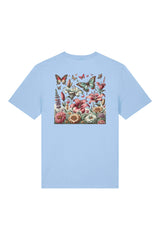 T-Shirt aus 100 % Bio-Baumwolle mit normaler Passform, erhältlich in verschiedenen Farben wie Blue Soul, Cotton Pink, Lavender, Aloe, Weiss und Schwarz. Individuell bedruckbar mit Wunschmotiv. Weiches, angenehm leichtes Material für hohen Tragekomfort. Ideal für einen zeitgemässen, entspannten Look. Vorderseite: Farbiger Schmetterling auf der linken Brust. Rückseite: Buntes Blumen- und Schmetterlingsfeld im Illustrationsstil.