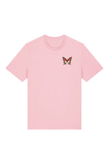 T-Shirt aus 100 % Bio-Baumwolle mit normaler Passform, erhältlich in verschiedenen Farben wie Blue Soul, Cotton Pink, Lavender, Aloe, Weiss und Schwarz. Individuell bedruckbar mit Wunschmotiv. Weiches, angenehm leichtes Material für hohen Tragekomfort. Ideal für einen zeitgemässen, entspannten Look. Vorderseite: Farbiger Schmetterling auf der linken Brust. Rückseite: Buntes Blumen- und Schmetterlingsfeld im Illustrationsstil.