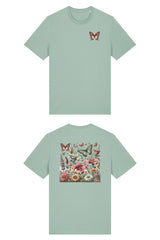 T-Shirt aus 100 % Bio-Baumwolle mit normaler Passform, erhältlich in verschiedenen Farben wie Blue Soul, Cotton Pink, Lavender, Aloe, Weiss und Schwarz. Individuell bedruckbar mit Wunschmotiv. Weiches, angenehm leichtes Material für hohen Tragekomfort. Ideal für einen zeitgemässen, entspannten Look. Vorderseite: Farbiger Schmetterling auf der linken Brust. Rückseite: Buntes Blumen- und Schmetterlingsfeld im Illustrationsstil.