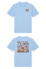 T-Shirt aus 100 % Bio-Baumwolle mit normaler Passform, erhältlich in verschiedenen Farben wie Blue Soul, Cotton Pink, Lavender, Aloe, Weiss und Schwarz. Individuell bedruckbar mit Wunschmotiv. Weiches, angenehm leichtes Material für hohen Tragekomfort. Ideal für einen zeitgemässen, entspannten Look. Vorderseite: Farbiger Schmetterling auf der linken Brust. Rückseite: Buntes Blumen- und Schmetterlingsfeld im Illustrationsstil.