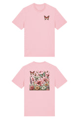 T-Shirt aus 100 % Bio-Baumwolle mit normaler Passform, erhältlich in verschiedenen Farben wie Blue Soul, Cotton Pink, Lavender, Aloe, Weiss und Schwarz. Individuell bedruckbar mit Wunschmotiv. Weiches, angenehm leichtes Material für hohen Tragekomfort. Ideal für einen zeitgemässen, entspannten Look. Vorderseite: Farbiger Schmetterling auf der linken Brust. Rückseite: Buntes Blumen- und Schmetterlingsfeld im Illustrationsstil.