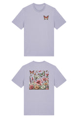 T-Shirt aus 100 % Bio-Baumwolle mit normaler Passform, erhältlich in verschiedenen Farben wie Blue Soul, Cotton Pink, Lavender, Aloe, Weiss und Schwarz. Individuell bedruckbar mit Wunschmotiv. Weiches, angenehm leichtes Material für hohen Tragekomfort. Ideal für einen zeitgemässen, entspannten Look. Vorderseite: Farbiger Schmetterling auf der linken Brust. Rückseite: Buntes Blumen- und Schmetterlingsfeld im Illustrationsstil.