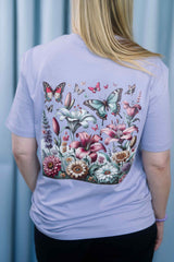 T-Shirt aus 100 % Bio-Baumwolle mit normaler Passform, erhältlich in verschiedenen Farben wie Blue Soul, Cotton Pink, Lavender, Aloe, Weiss und Schwarz. Individuell bedruckbar mit Wunschmotiv. Weiches, angenehm leichtes Material für hohen Tragekomfort. Ideal für einen zeitgemässen, entspannten Look. Buntes Blumen- und Schmetterlingsfeld im Illustrationsstil auf der Rückseite.