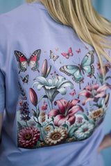 T-Shirt aus 100 % Bio-Baumwolle mit normaler Passform, erhältlich in verschiedenen Farben wie Blue Soul, Cotton Pink, Lavender, Aloe, Weiss und Schwarz. Individuell bedruckbar mit Wunschmotiv. Weiches, angenehm leichtes Material für hohen Tragekomfort. Ideal für einen zeitgemässen, entspannten Look. Vorderseite: Farbiger Schmetterling auf der linken Brust. Rückseite: Buntes Blumen- und Schmetterlingsfeld im Illustrationsstil.